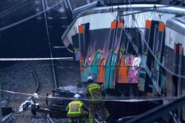 स्पेनमा गुडिरहेको रेलमा पर्खाल खस्यो, चालकको मृत्यु, ३७ जना घाइते